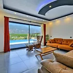 Seydikemer 2 Bedroom Secluded With Private Pool Hot Tub וילה
